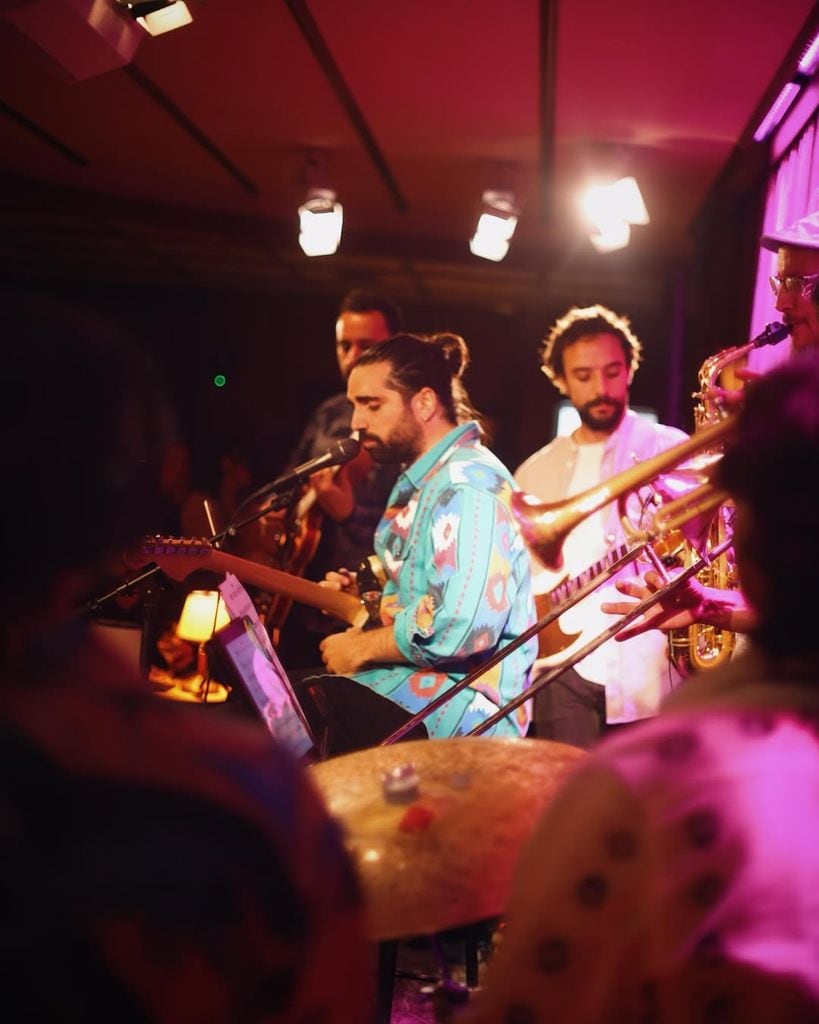 Guillermo, tocando con Gonzalo Sierra, marido de Elena Furiase