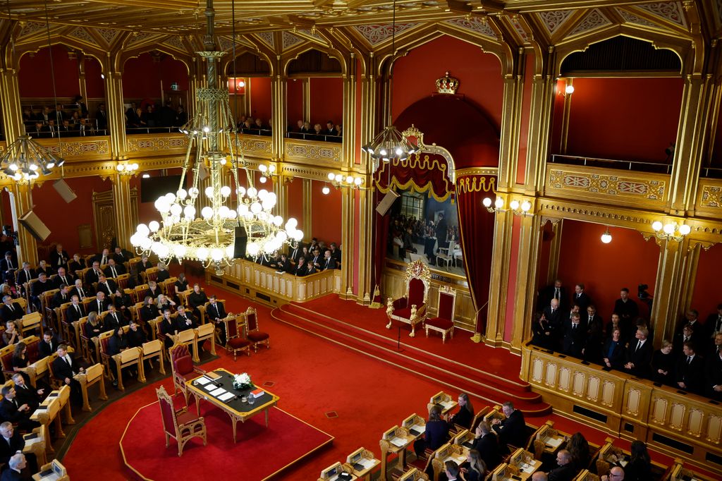 Vista general de los miembros del Parlamento noruego durante la ceremonia de juramento del nuevo rey ante la Constitución, celebrada en la Cámara Principal del Storting, en Oslo, el 1 de septiembre de 2026