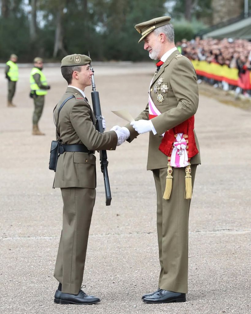 El Rey felicitando al mejor alumno de la promoción