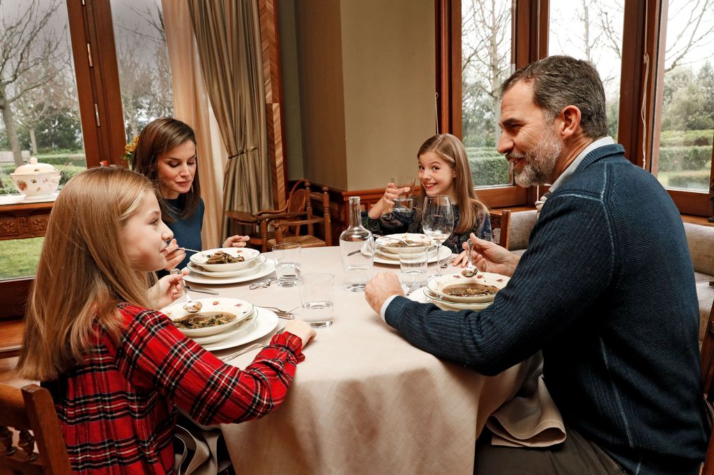 Los reyes Felipe y Letizia comiendo con sus hijas