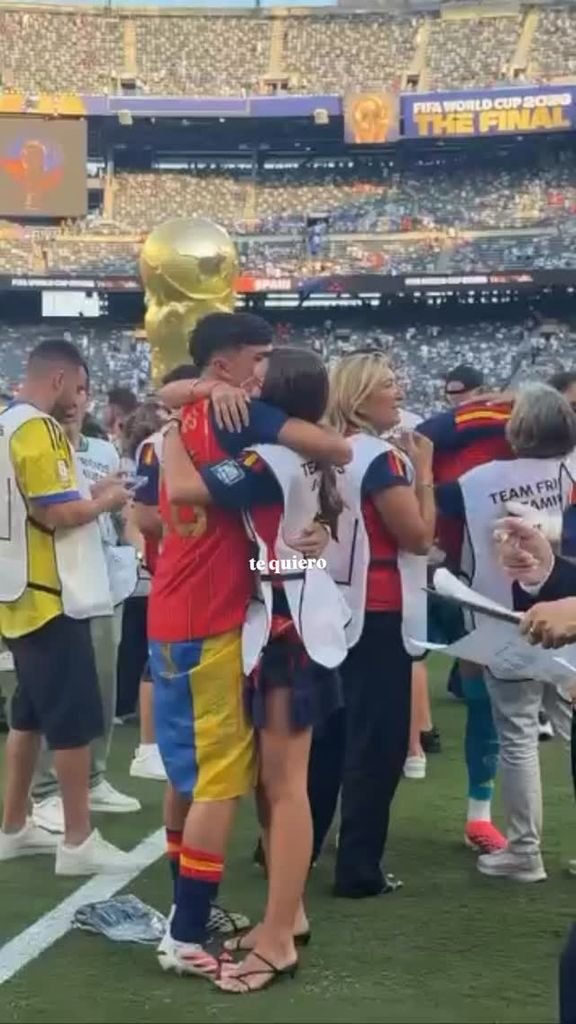 Pedri Gonzalez celebra su título de campeón del mundo junto a su chica, Alejandra Dorta