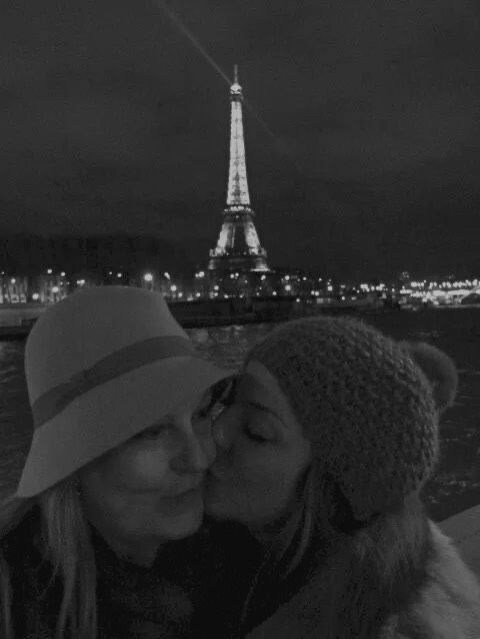 Bea Archidona, en París, junto a su  madre