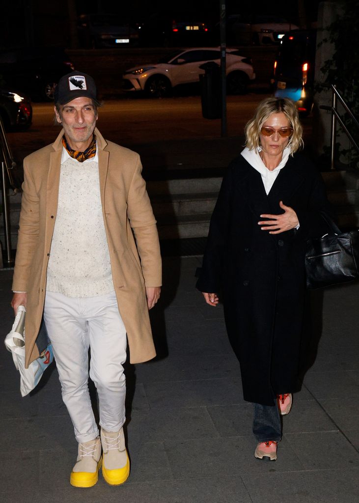 Ernesto Alterio llega con su pareja al tanatorio para despedirse de su padre