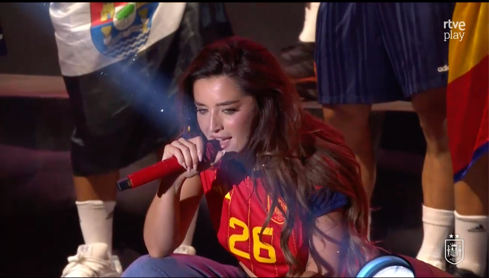 Lola Indigo, actuando en el escenario de la celebración del Mundial 2026