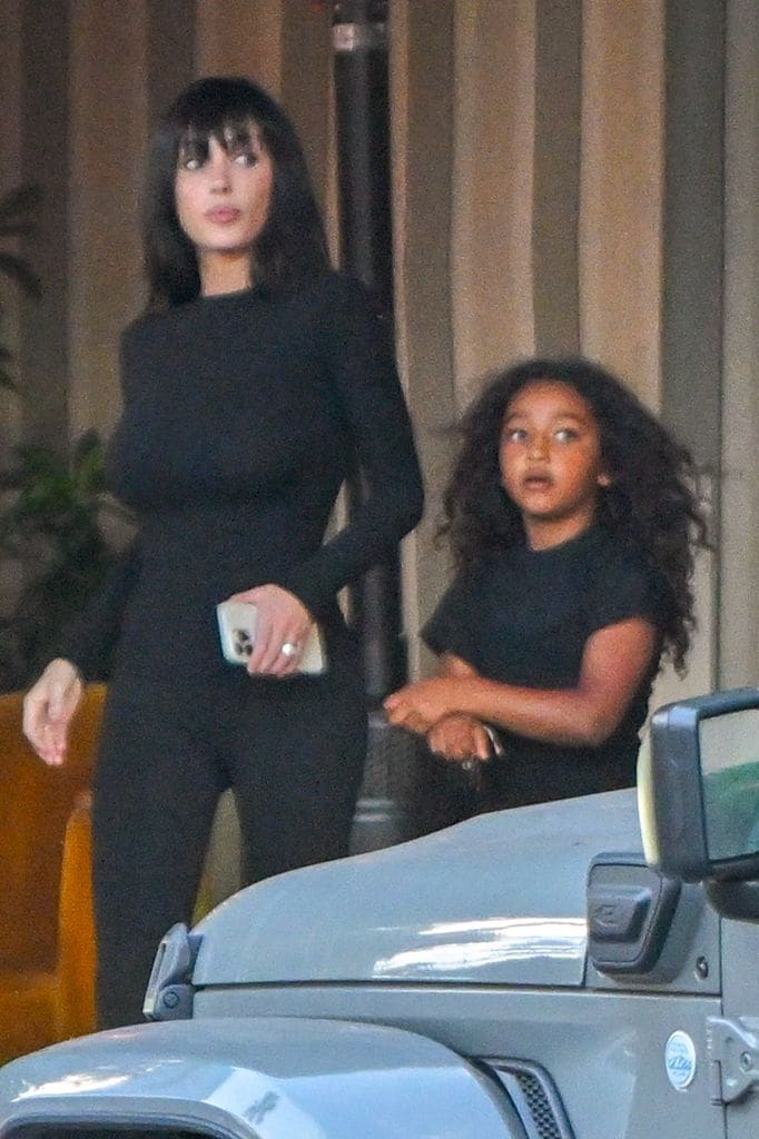 Bianca Censori fue vista junto a los hijos de su esposo Kanye West en una salida en Los Ángeles.