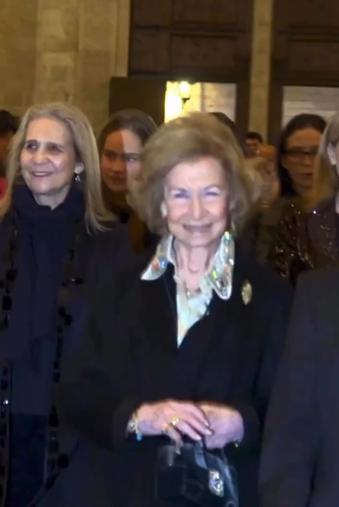 La reina Sofía acompañada de sus hijas y sus nietas