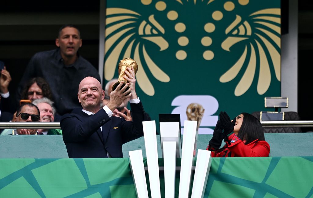 Gianni Infantino, presidente de la FIFA, presentó la Copa que se disputa en este Mundial.