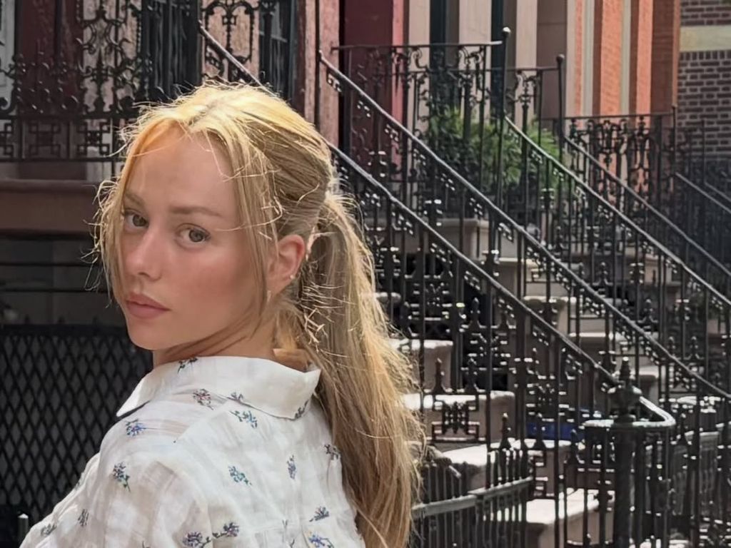 Ester Expósito en Nueva York con look romántico de estilo 'cottagecore', blanco, de lino y con flores.
