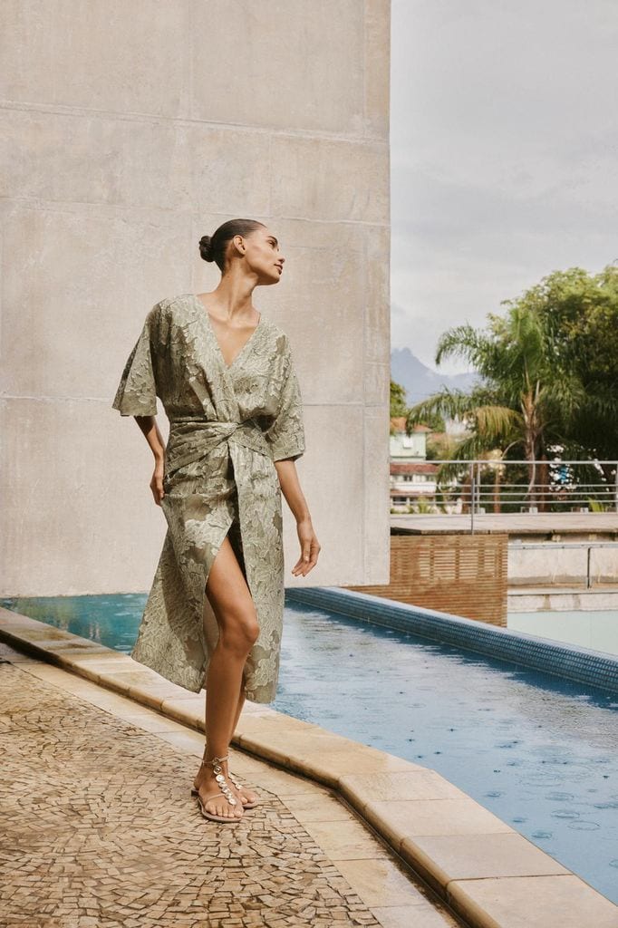 Vestido de invitada de Zara cruzado con drapeado y textura