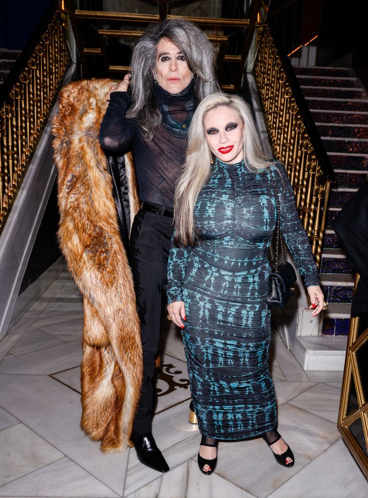 Plano entero de Alaska y Mario en el evento de Unicorn Content