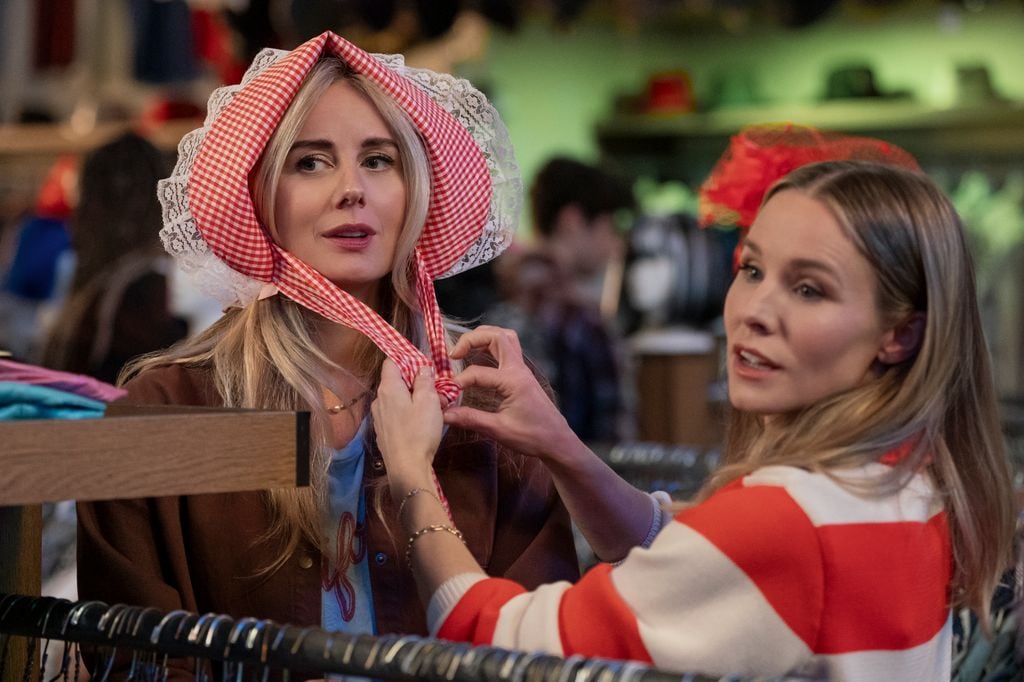 Junto a Bell y Brody regresan actores de la primera temporada como Justine Lupe