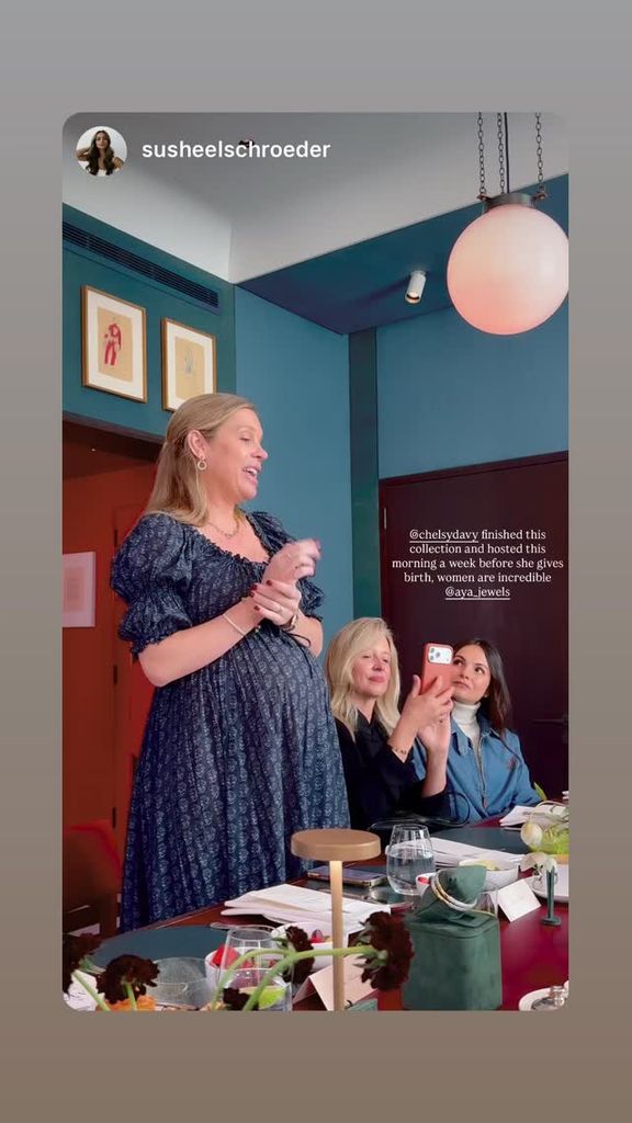 Chelsy agradeciendo a las asistentes al desayuno de presentación de su nueva colección de joyas