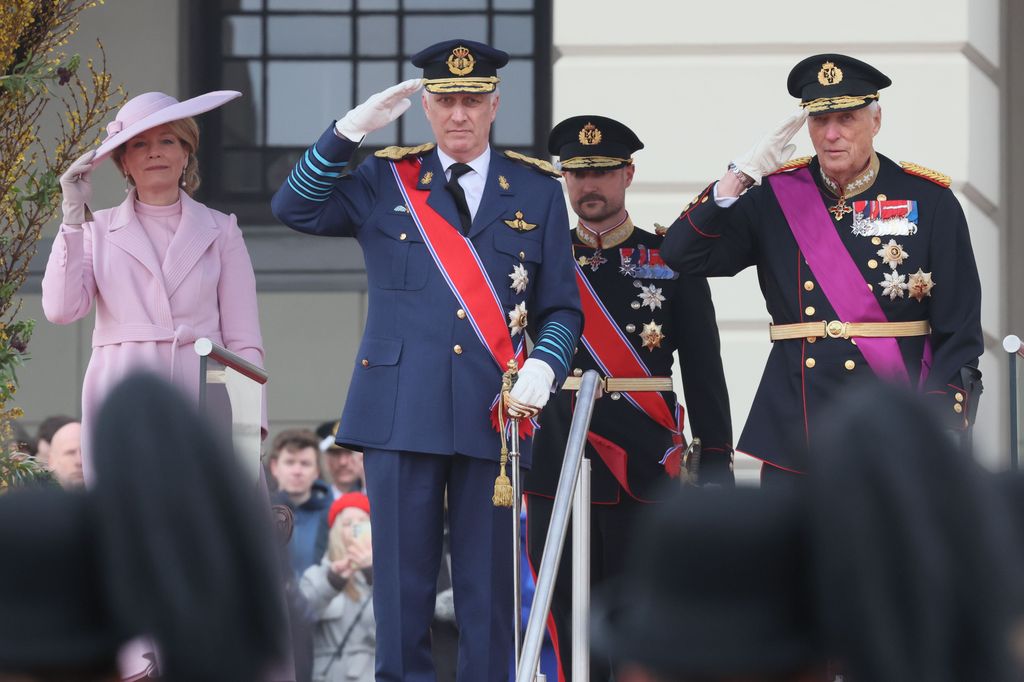 Tres imágenes de la ceremonia de bienvenida, a la que asistió el príncipe Haakon sin Mette-Marit