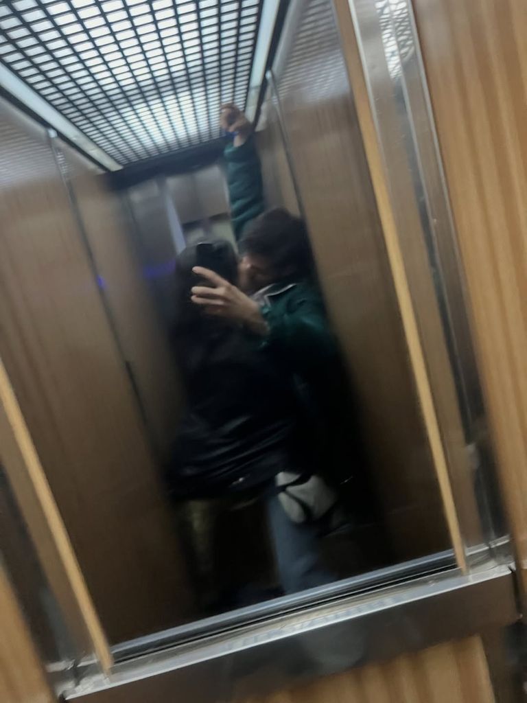 El apasionado beso de Anna Castillo y Álvaro Mel en el ascensor