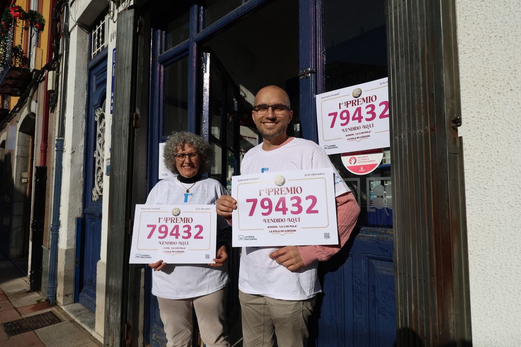 Empleados de la administración de lotería celebran en La Bañeza (León) haber vendido parte del número 79.432, el Gordo del Sorteo Extraordinario de Navidad 2025, que ha dejado millones de euros en la provincia leonesa tras un año marcado por los incendios y la crisis económica