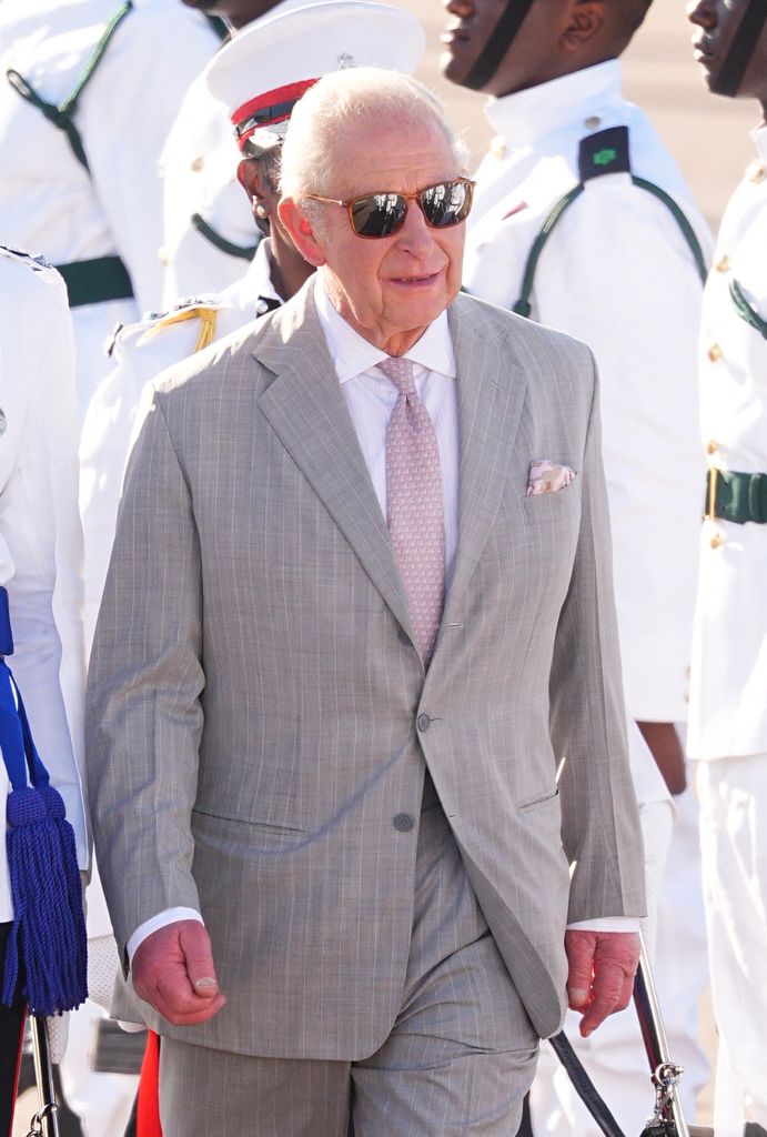 El rey Carlos III de Gran Bretaña llega al Aeropuerto Internacional Lynden Pindling en Nasáu para dar comienzo a su gira oficial por las Bahamas