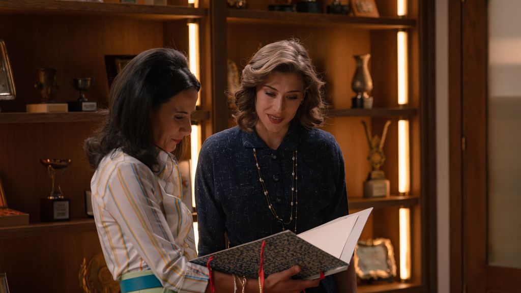 Sus primeros encuentros están cargados de tensión, pero pronto surge una complicidad y una admiración mutua 