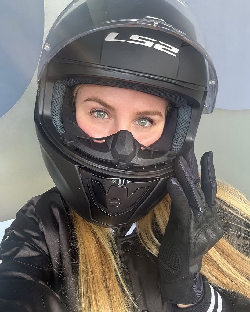 María Carolina de Borbón- Dos Sicilias con casco de moto