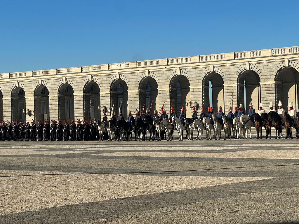 La guardia real en formación en el Patio de la Armería del Palacio Real de Madrid