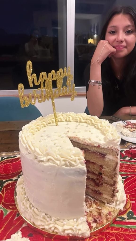 Dinorah Valentina, hija de Alicia Machado, celebró su cumpleaños 17 con una íntima fiesta.