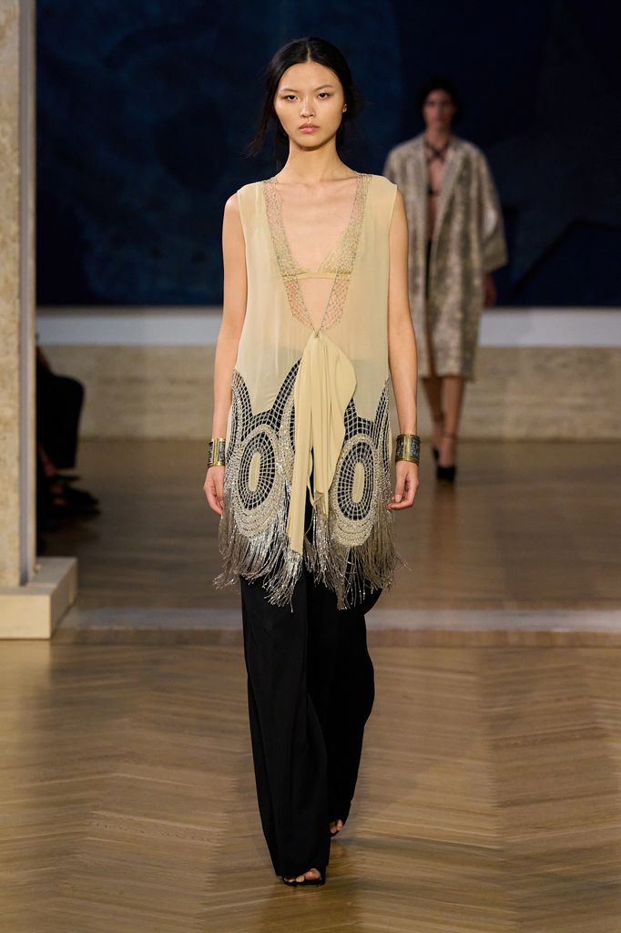 Las transparencias y detalles hacen que cada look celebre la feminidad de una manera sofisticada.