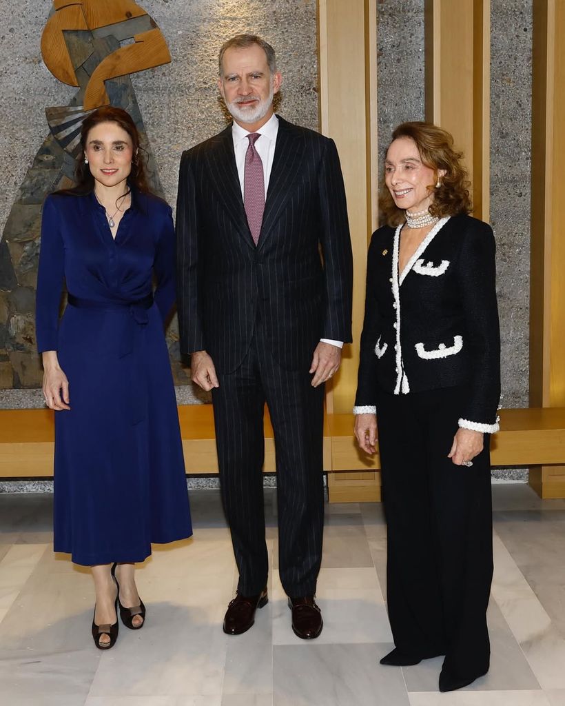Felipe VI junto a Paloma Segrelles y Paloma Arenaza en el acto
