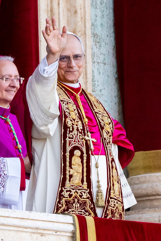 El Papa León XIV durante su primera aparición frente a los feligreces.