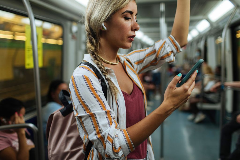Chica en el metro enviando un audio