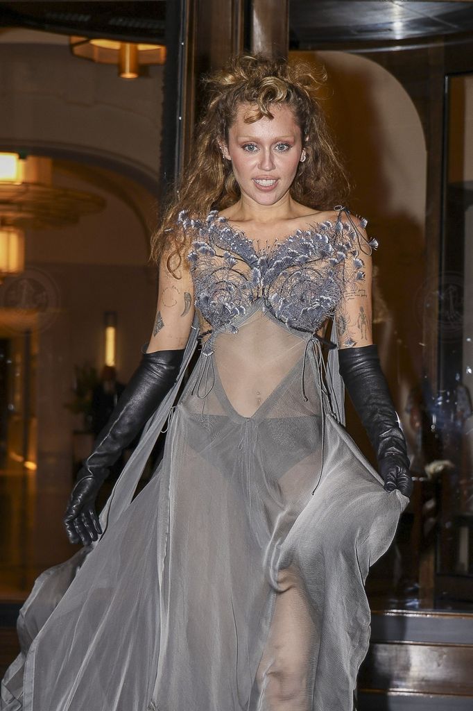 Miley apuesta por llevar una melena rebelde y despreocupada. 