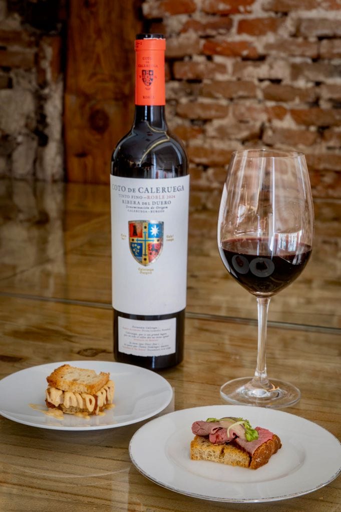 El vino tinto presentado junto a los dos platos de Saúl: Bocadillo de torreznos con mayonesa de kimchi y Tosta de roast beef con salsa vitello tonnato.