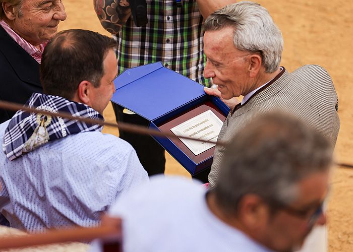 Ortega Cano recibe un premio