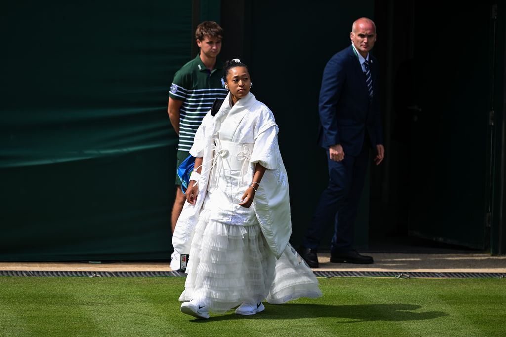 La japonesa Naomi Osaka camina hacia la pista antes de su partido de primera ronda del cuadro individual femenino contra la francesa Elsa Jacquemot, durante la primera jornada del torneo de Wimbledon 2026 en el All England Lawn Tennis and Croquet Club, el 29 de junio de 2026 en Londres, Inglaterra.
