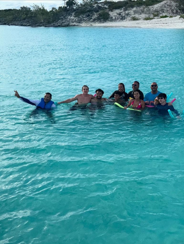 Valentino y Matteo se divirtieron jugando en la playa con Wisin y su familia.