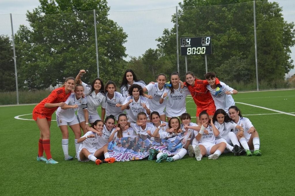 Hija de Raúl González con su equipo cadete femenino del Real Madrid
