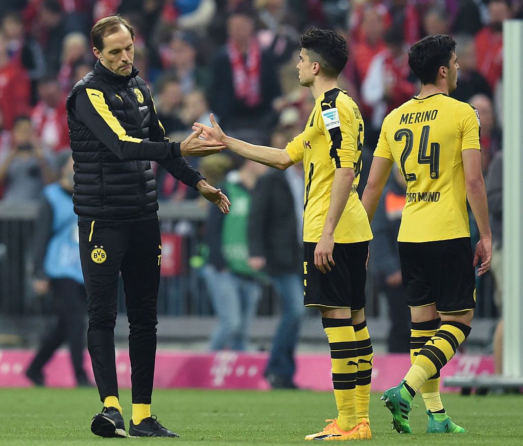 El entrenador del Dortmund, Thomas Tuchel, hoy seleccionador de Inglaterra, agradece a Marc Bartra (centro) y Mikel Merinos su actuación en un partido de la Bundesliga en 2017