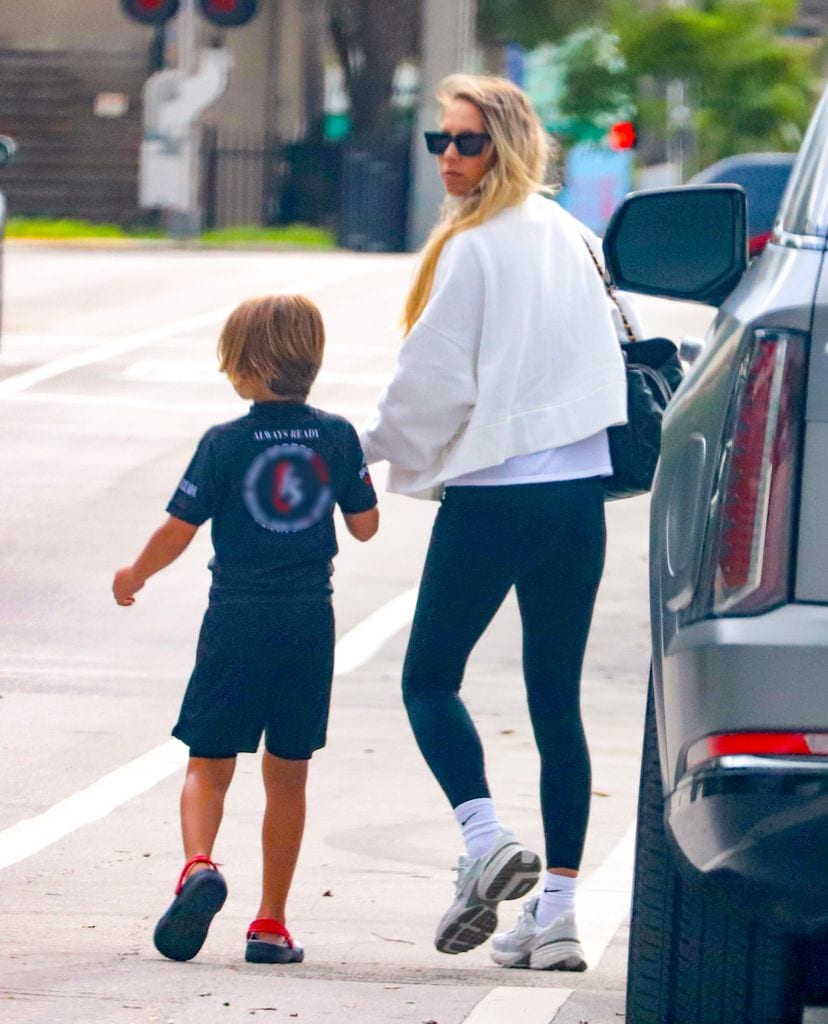 Anna Kournikova lució un atuendo deportivo cómodo e informal.