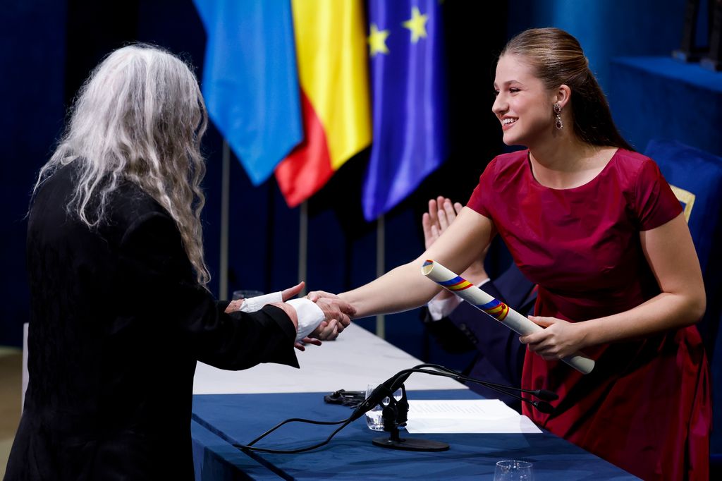 La princesa Leonor de Borbón y Patti Smith durante la ceremonia de entrega de los Premios Princesa de Asturias 2026