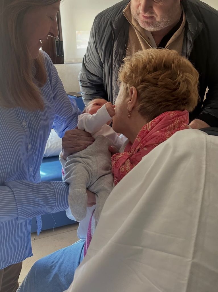La orgullosa abuela con uno de sus nietos
