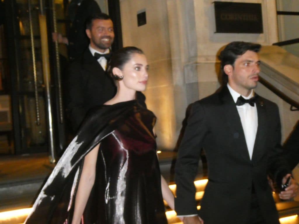Carlos Sainz Jr. y su novia Rebecca Donaldson saliendo del estreno de 'Gladiator II' 