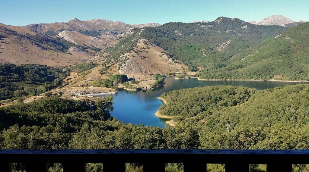 Parador de Cervera, con vistas al pantano de Ruesga