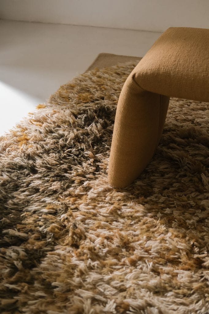 Alfombra de pelo largo en color marrón