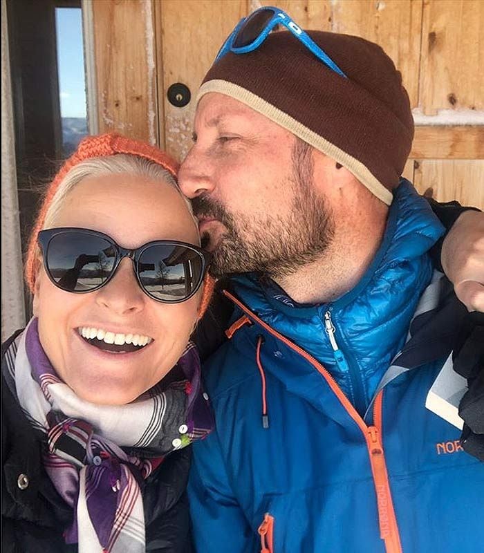 Mette-Marit y Haakon de Noruega, muestran su lado más romántico en su escapada a la nieve