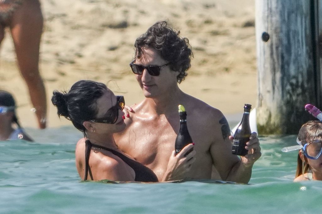 La pareja disfrutó de un refrescante baño en el Mediterráneo, donde no faltaron los abrazos, los besos y un brindis con champán