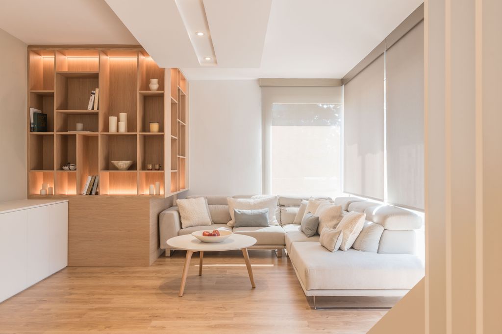 Salón con sofá esquinero en blanco. 