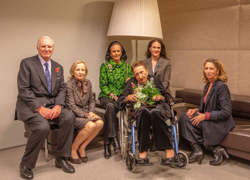 De izquierda a derecha: Sir Roger Fry y Lady Begoña Fry, Sonsoles Diez de Rivera, Constanza Vergara, socia y COO de Pérez-Llorca, y Pilar González-Baylín. En el centro, la infanta Margarita. En el auditorio de Pérez-Llorca el día del Foro Leonor de Castilla.
