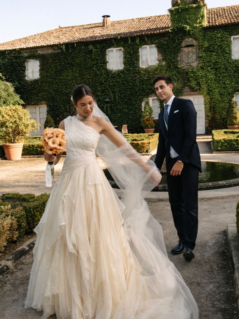Vestidos de novia vaporosos con faldas a capas asimétrico