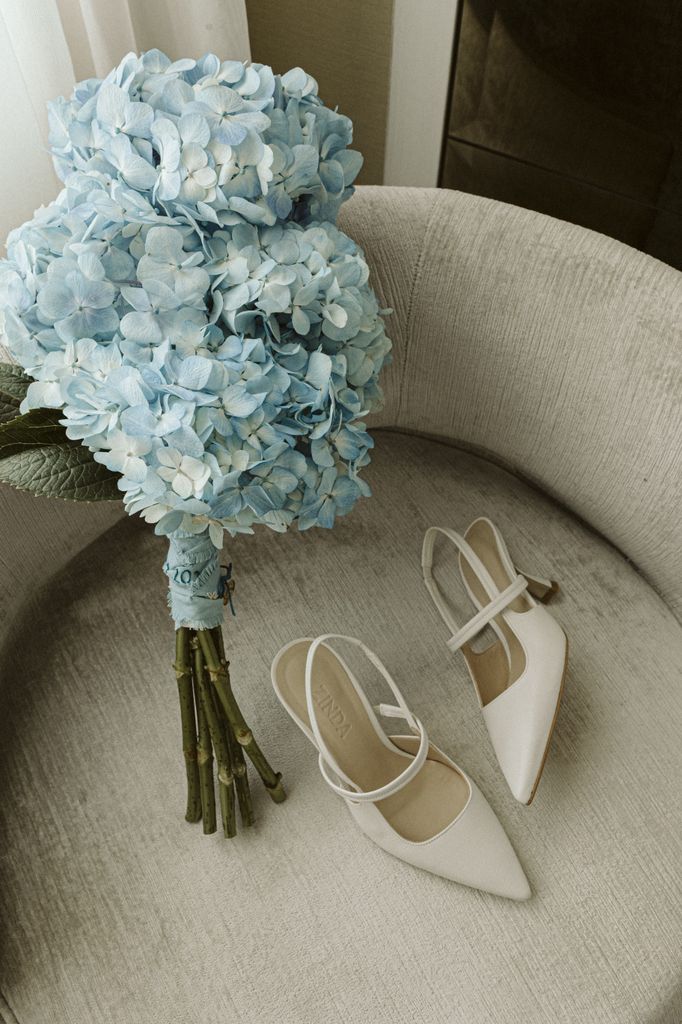 Zapatos de novia y ramo de novia de hortensias azules