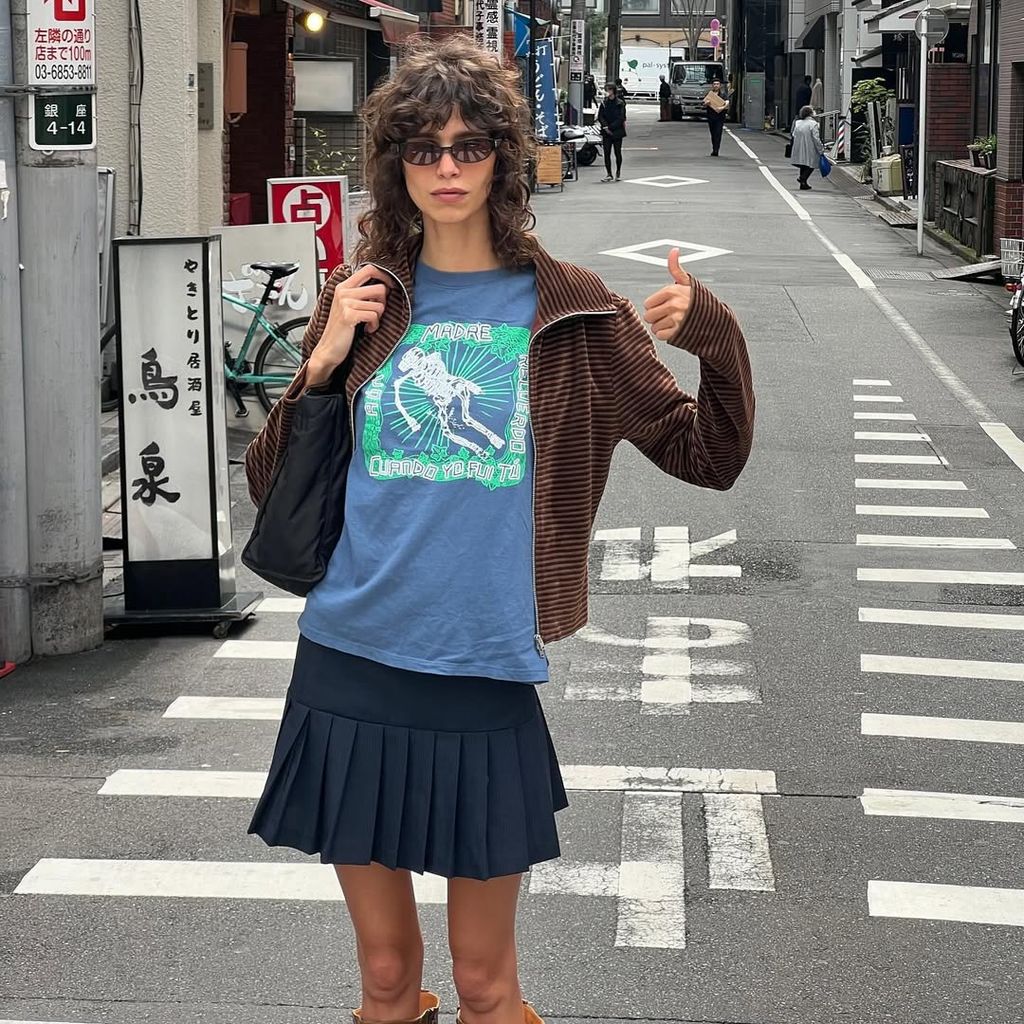 Mica Argañaraz con melena rizada y flequillo desestructurado, en look urbano casual.