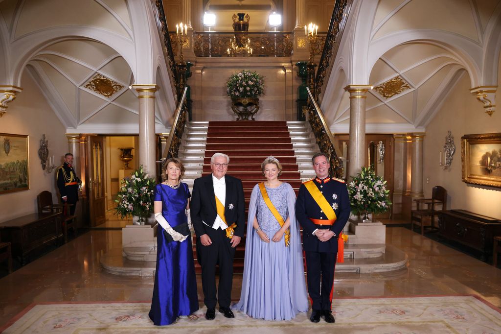 Elke Büdenbender, primera dama de Alemania, Frank-Walter Steinmeier, presidente de Alemania, la gran duquesa Stéphanie de Lannoy de Luxemburgo y el gran duque Guillermo de Luxemburgo asisten a una cena de gala en el Palacio Gran Ducal 