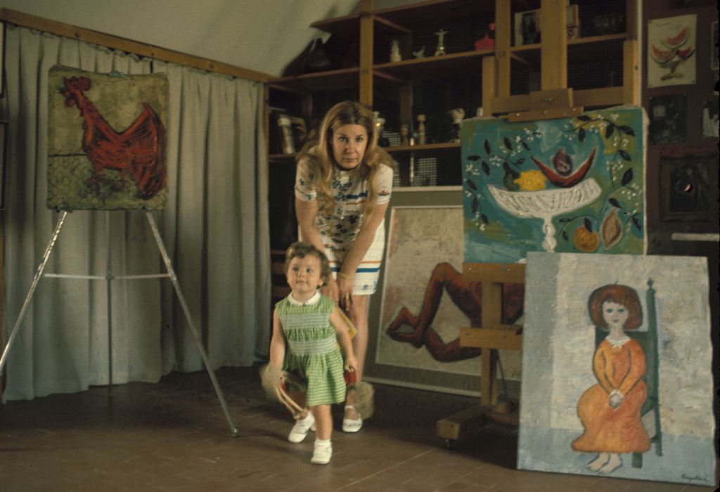 La duquesa de Alba con su hija Eugenia Martínez de Irujo en un estudio de pintura que tenían en casa